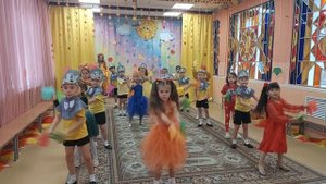 Танец с листочками.
Осенний праздник.