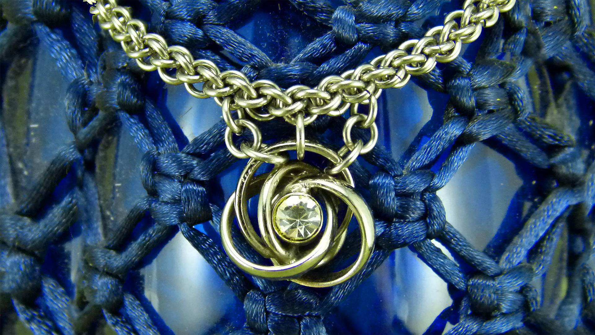 Атомный трискель. Кольчужное колье.