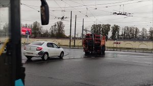 Зачем моют улицы в дождь? Санкт-Петербург