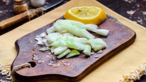 Салат из колбасы и маринованного лука