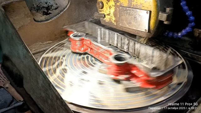 МТЗ - Бычок , шлифовка плоскостей выхлопного коллектора и прокладки клапанной крышки.