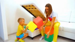 Дети с мамой играют с разноцветными кубиками! Видео от Влада и Ники!