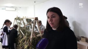 Юные патриоты из Адыге-Хабля плетут маскировочные сети для бойцов на СВО