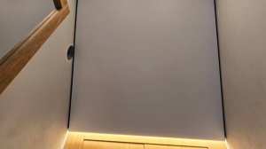 Теневой-тканевый натяжной потолок с поворотом плоскости в сочетании с парящей подсветкой