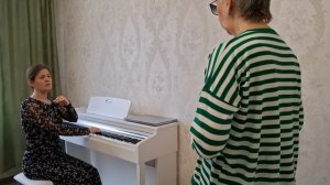 Урок вокала и ооочень много полезной информации в виде объяснений: головной резонатор, дыхание и всё