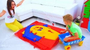 Ребята строят игрушечные домики для детей! Видео от Влада и Ники!