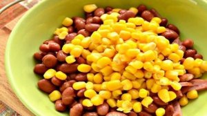 Салат из консервированной фасоли с сухариками