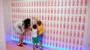 Дети в замке с гигантскими сладостями! Видео от Влада и Ники!