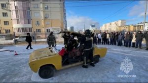 Спасатели МЧС Якутии провели для студентов необычный «Урок безопасности»