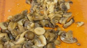 Салат из консервированных кальмаров и шампиньонов