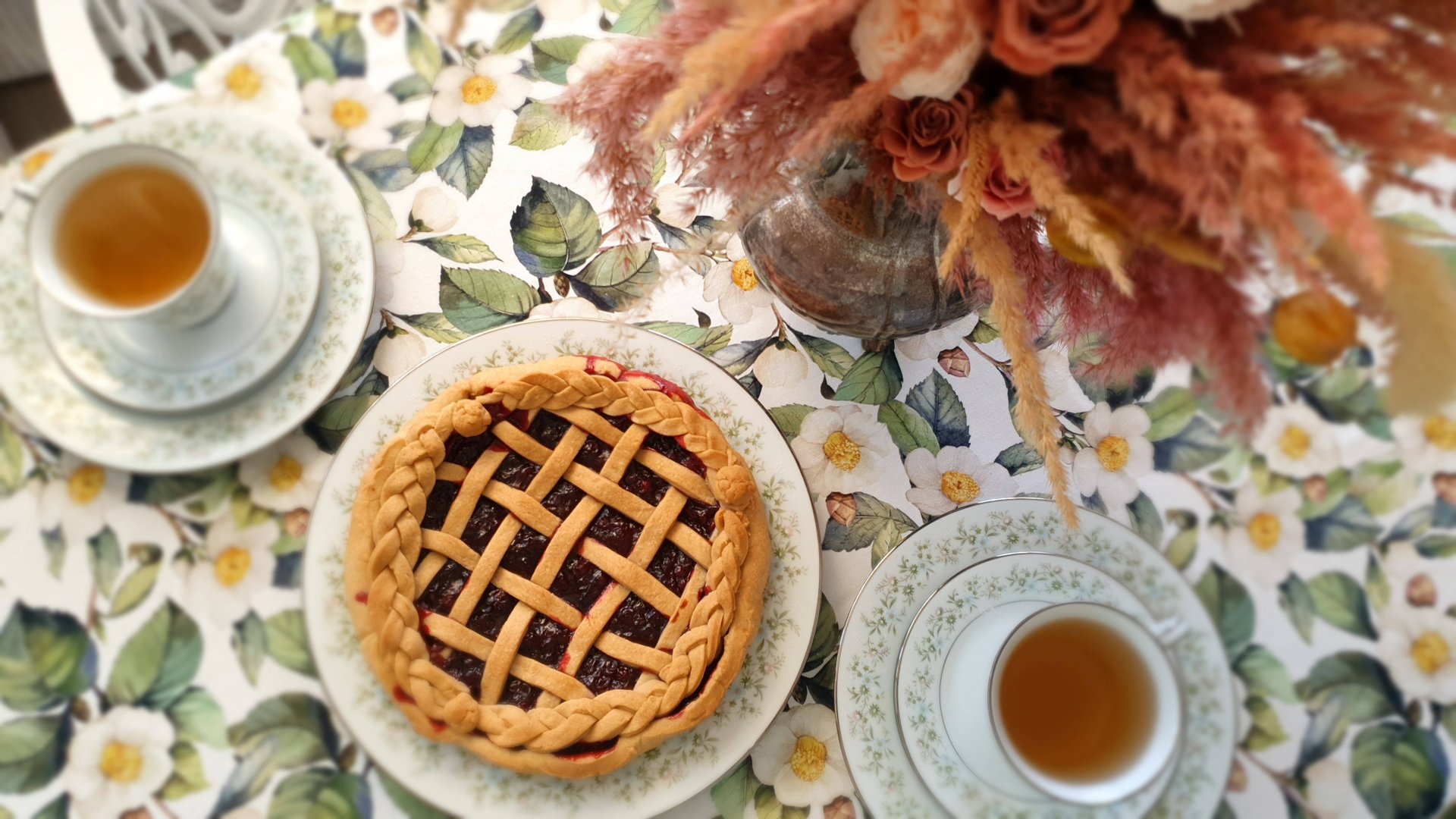 Открытый брусничный пирог с чабрецом