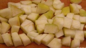 Салат с ананасами и копченой курицей