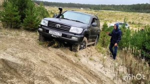 Дизельный и бензиновый Тойоты Ленд Круизер 100 в песчаном карьере