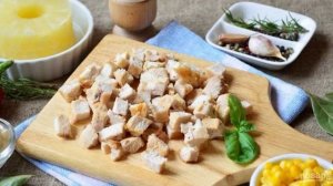 Салат с ананасами и курицей
