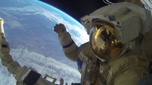 Российские космонавты впервые вышли в открытый космос в этом году