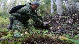 Поднялся на самый верх ЗОНЫ Колонии Поселения. Тут стояли дома. Копаю Металл. Находки есть