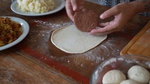 Лучшее тесто на пирожки с картошкой и капустой и беляши! Без яиц, без молока, веганский рецепт.