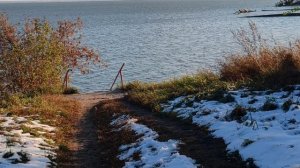 Прогулка по парку у реки. Сибирская осень со снегом на зелёной траве. Новосибирск 2025,осень. Релакс