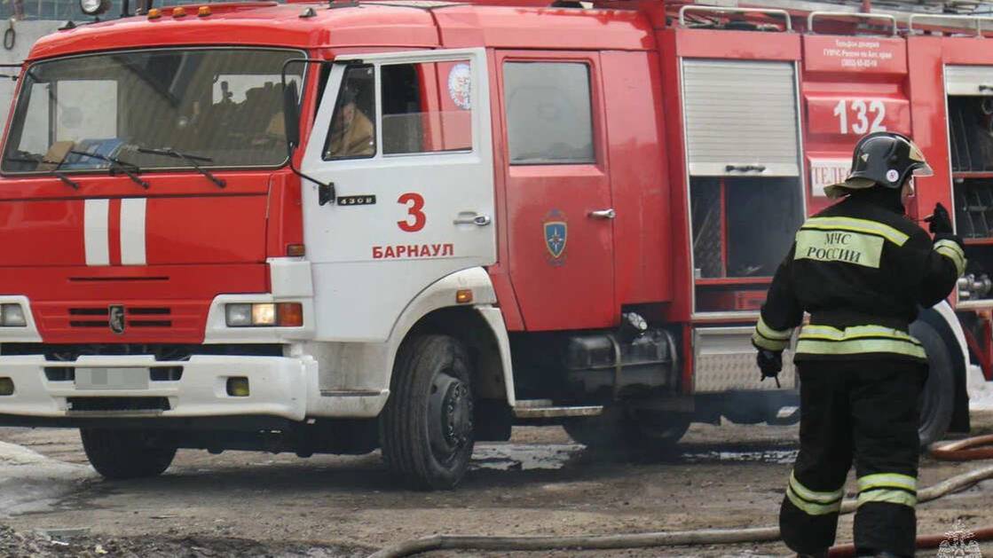 Спортзал загорелся в одной из школ Барнаула