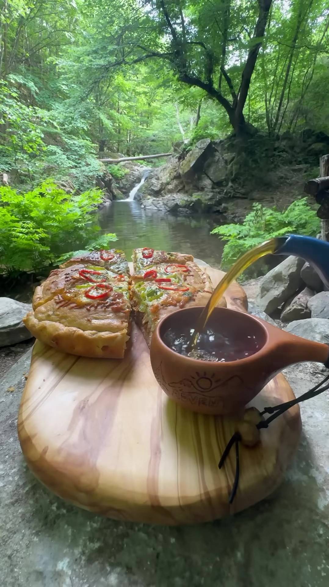 Приготовление курицы с соусом в нарезанном тесте 🥮 🐔