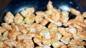 Салат из креветок, грибов и риса