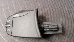 Ford Fusion снимаем подрулевое управления магнитолой.