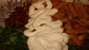 Салат из красной фасоли с сухариками