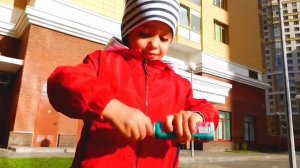 Ники играет в автомойку с красной детской машинкой! Видео от Влада и Ники!