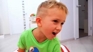 Ребята катаются на волшебных машинках! Видео от Влада и Ники!