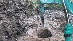 Строительство, экскаватор копает песок