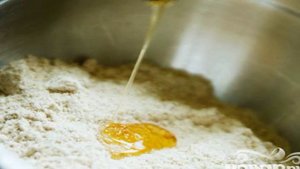 Пирог с медом и ежевикой