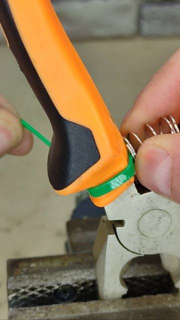 Обязательно запомни эту хитрость! Как легко сделать плоскогубцы с пружинными ручками? смотреть онлайн