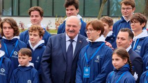 Лукашенко: Нужны стимулы, чтобы удержать перспективную молодежь внутри Беларуси