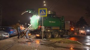 Аварийные службы устраняют подтопление на улице Стрелковой в Мытищах