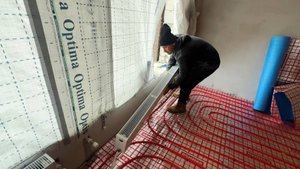 Пришлось отключить отопление в доме. Теперь у нас есть пол. Перестраиваем старый деревенский дом.