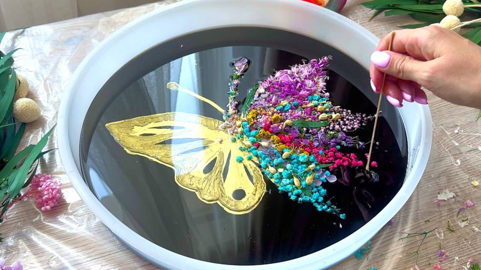 Стол Бабочка из эпоксидной смолы и цветов. смотреть онлайн