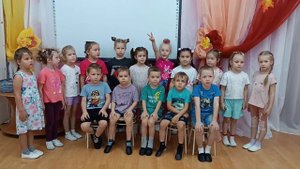 Старшая группа поздравляет пап с Днем отца!