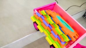 Ребята построили цветной домик для детей и играют вместе! Видео от Влада и Ники!