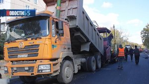 Остались тротуары. На улице Хабаровской подрядчик завершил работы по асфальтированию дороги