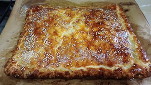 Пирог с фаршем и шампиньонами из слоеного дрожжевого теста.