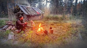 Разожгли печь в избе и началось. Жизнь в дали от цивилизации. Подшаманили древнюю избу. Таёжный быт