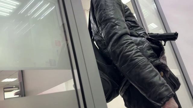 — У нас еще есть деньги!
— Не надо В Кемеровской области в банк ворвался вооруженный, но скромный смотреть онлайн