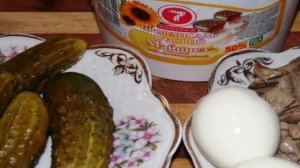 Салат из консервированных огурцов и яиц