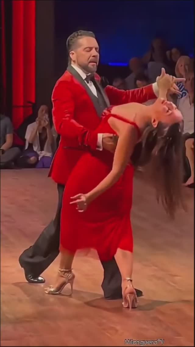 УЖЕ НЕ МОЛОД, НО В ГЛАЗАХ ОГОНЬ - Людмила ШАРОНОВА смотреть онлайн