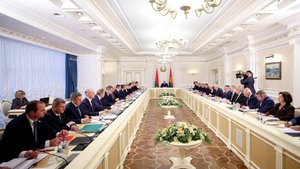 Лукашенко пожаловались на очереди на заправках за кофе
