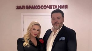 Анна Семенович, ДАМА из " БЛЕСТЯЩИХ" с возлюбленным танцуют на торжестве у друзей.