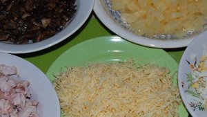 Салат из копченой курицы с ананасом