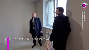 Глава Белоярского района Сергей Маненков вручил ключи от квартиры в новом доме сироте