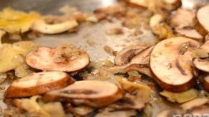 Куриная печень с грибами в сливочном соусе