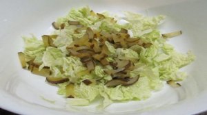 Салат с ананасом и маринованным огурцом